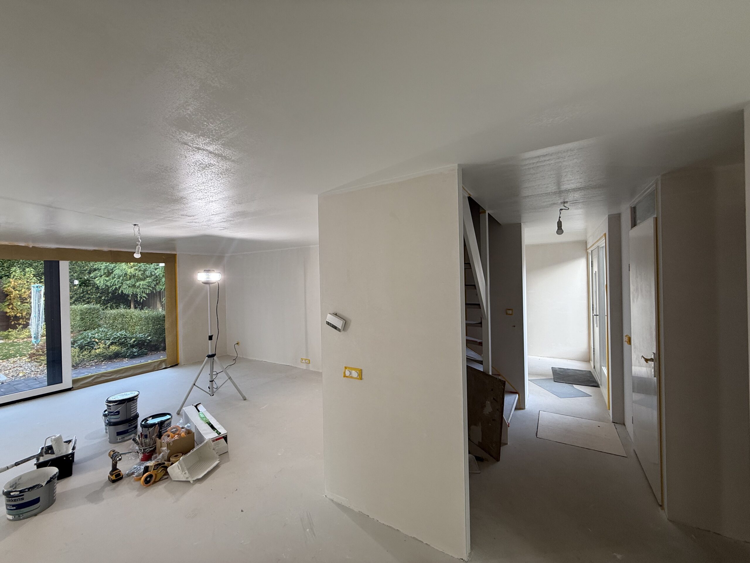 Strak Binnenwerk Afgerond: Van Perfect Stucwerk tot Professioneel Schilderresultaat!