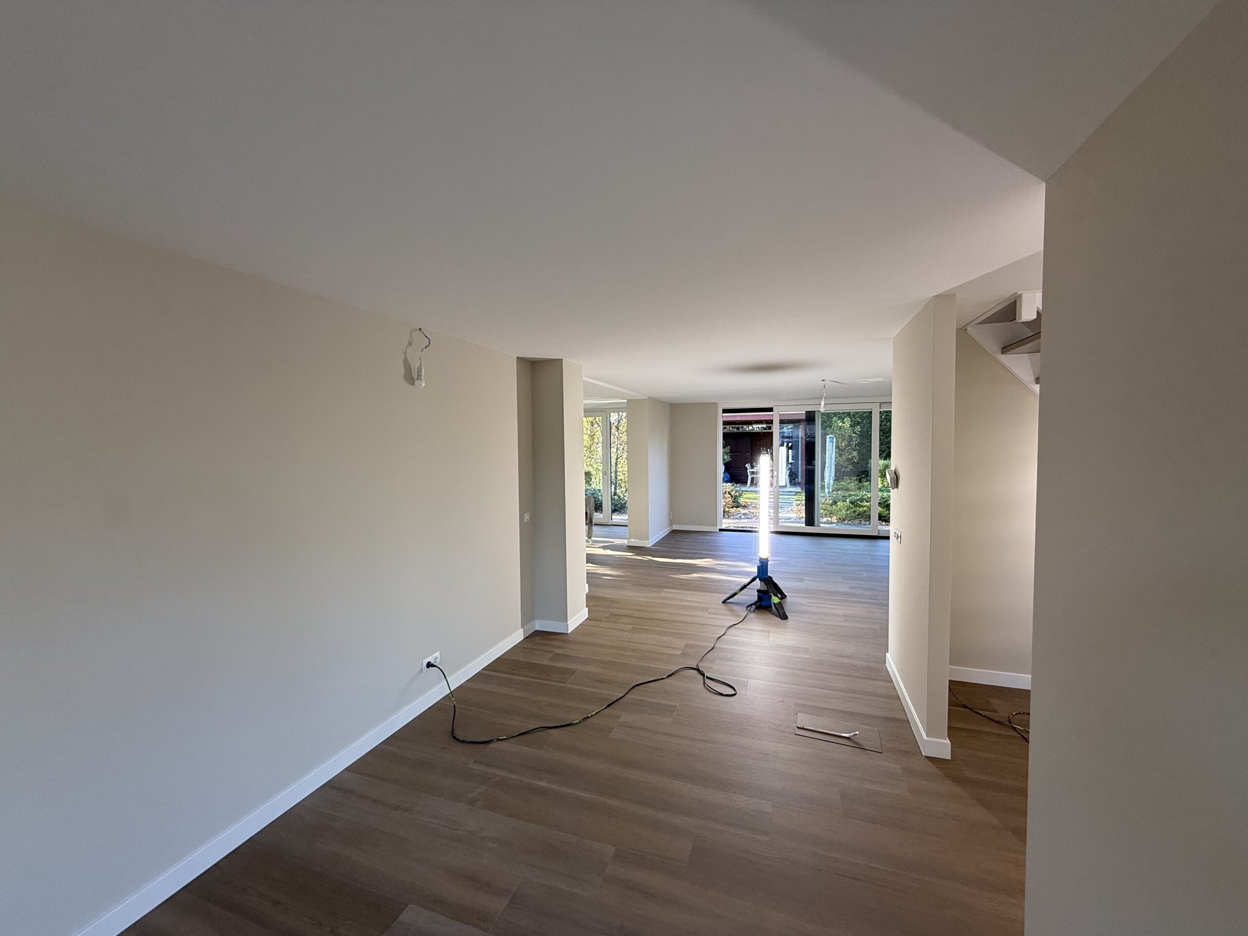 Strak Binnenwerk Afgerond: Van Perfect Stucwerk tot Professioneel Schilderresultaat!