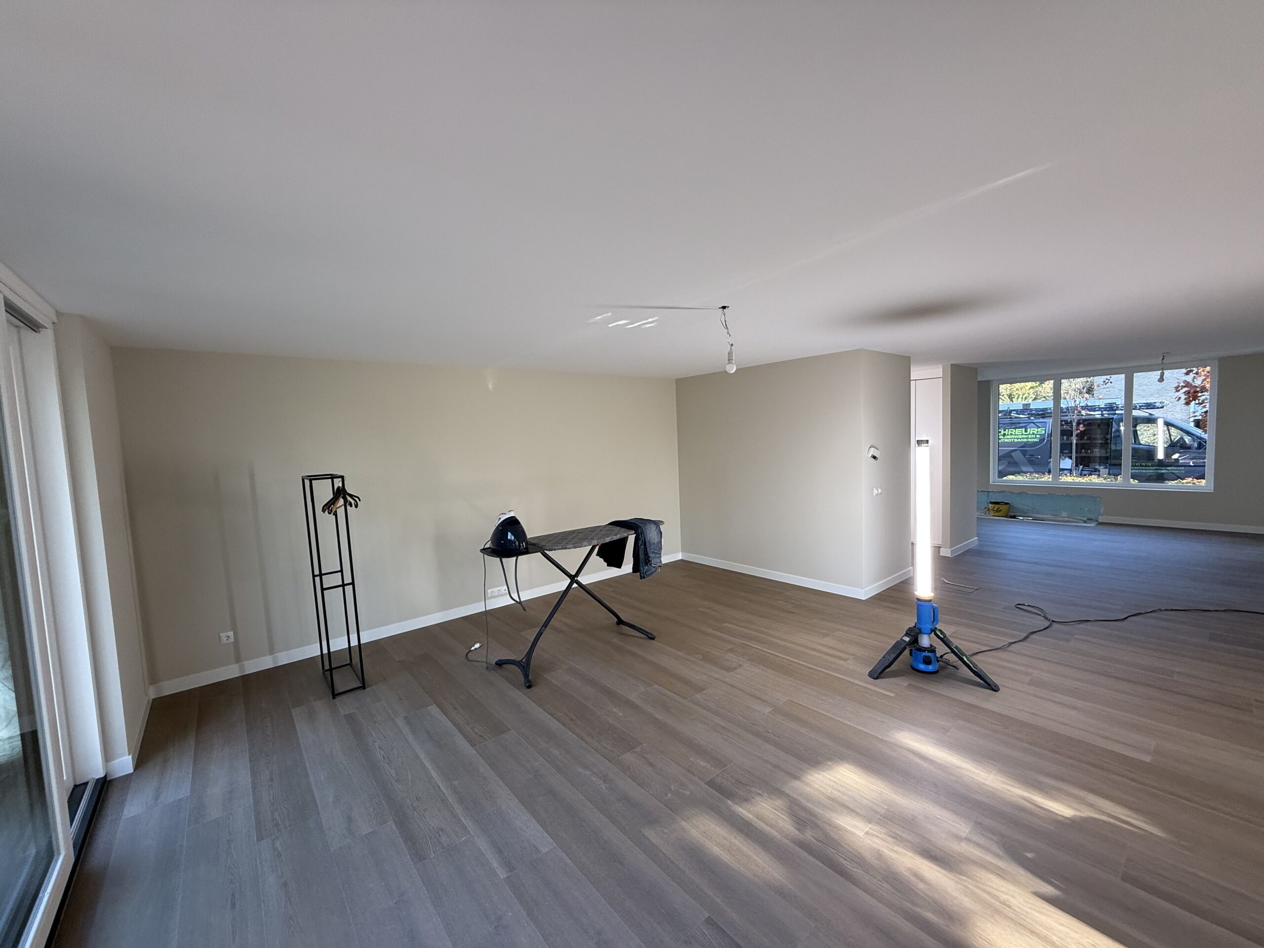 Strak Binnenwerk Afgerond: Van Perfect Stucwerk tot Professioneel Schilderresultaat!