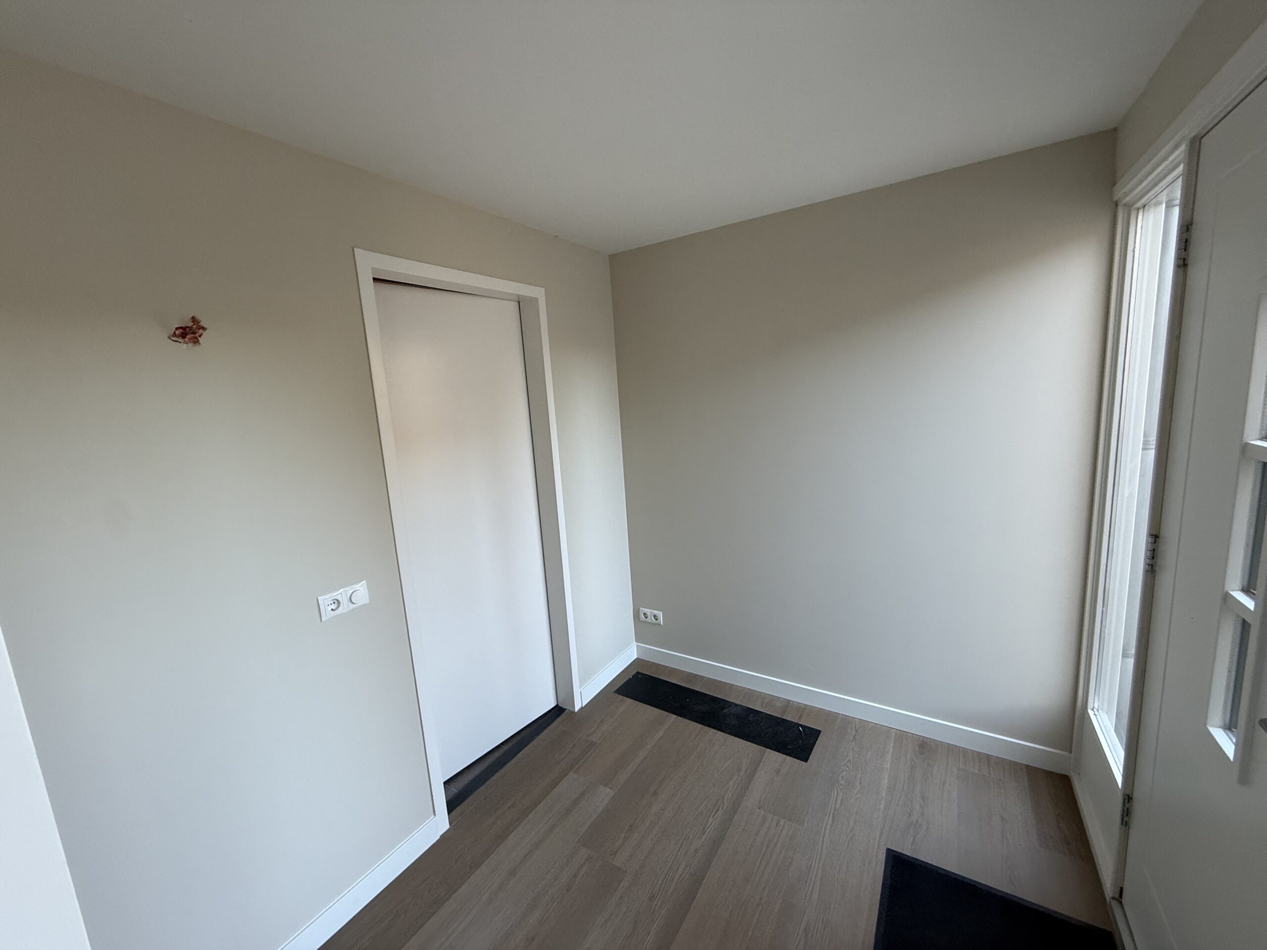 Strak Binnenwerk Afgerond: Van Perfect Stucwerk tot Professioneel Schilderresultaat!