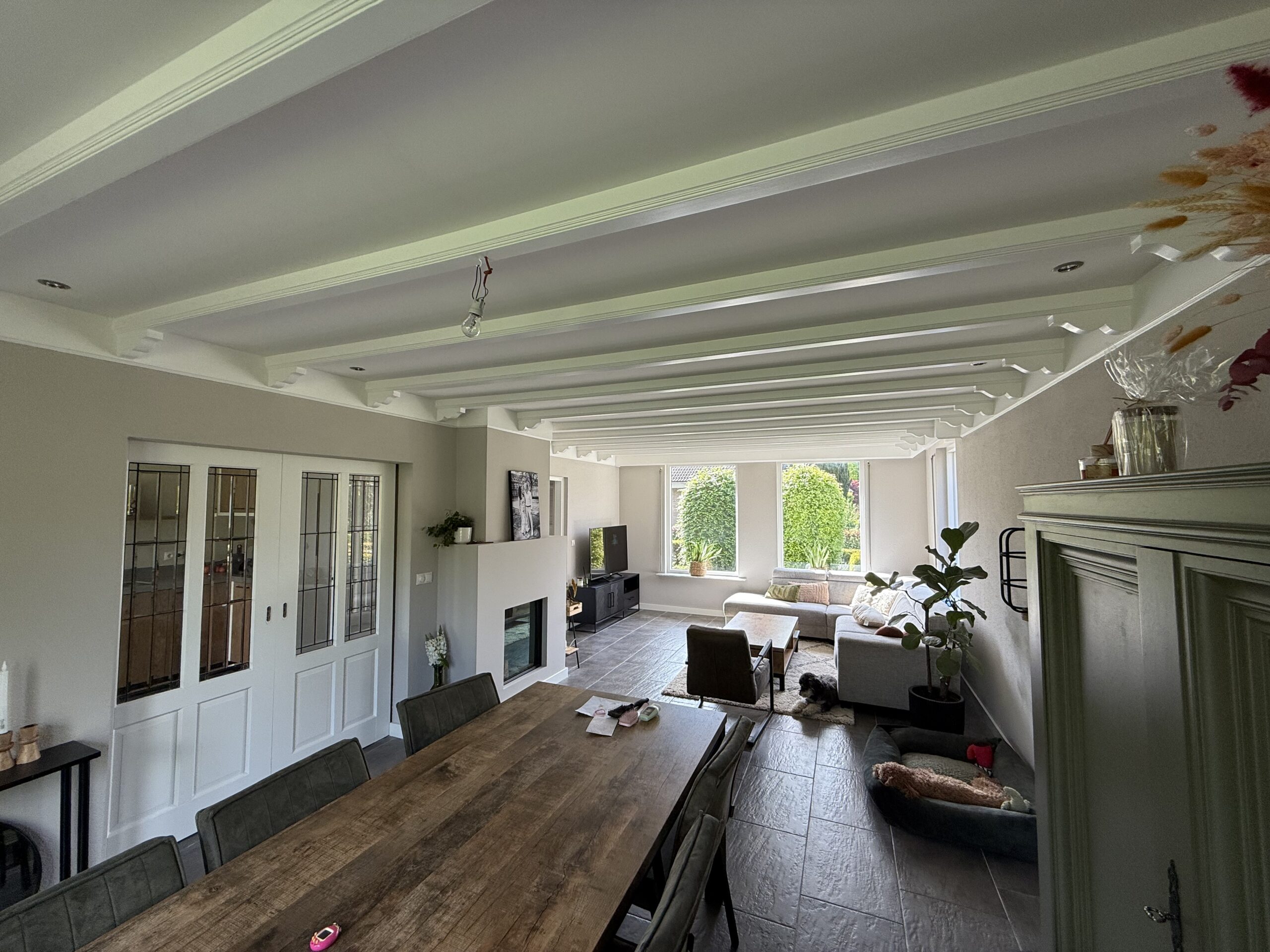 Metamorfose: Van Gedateerd Geel naar Modern Design