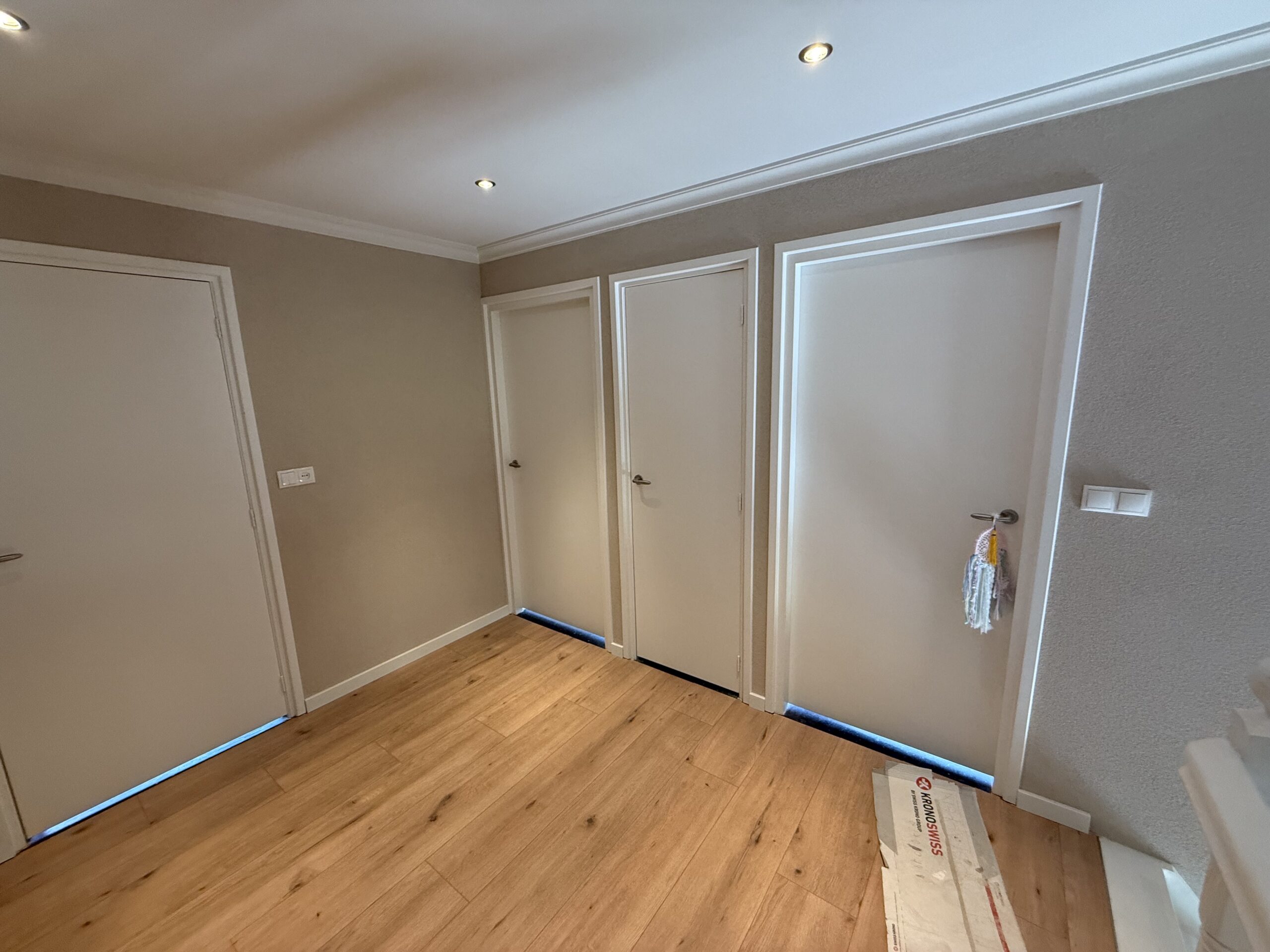 Metamorfose: Van Gedateerd Geel naar Modern Design