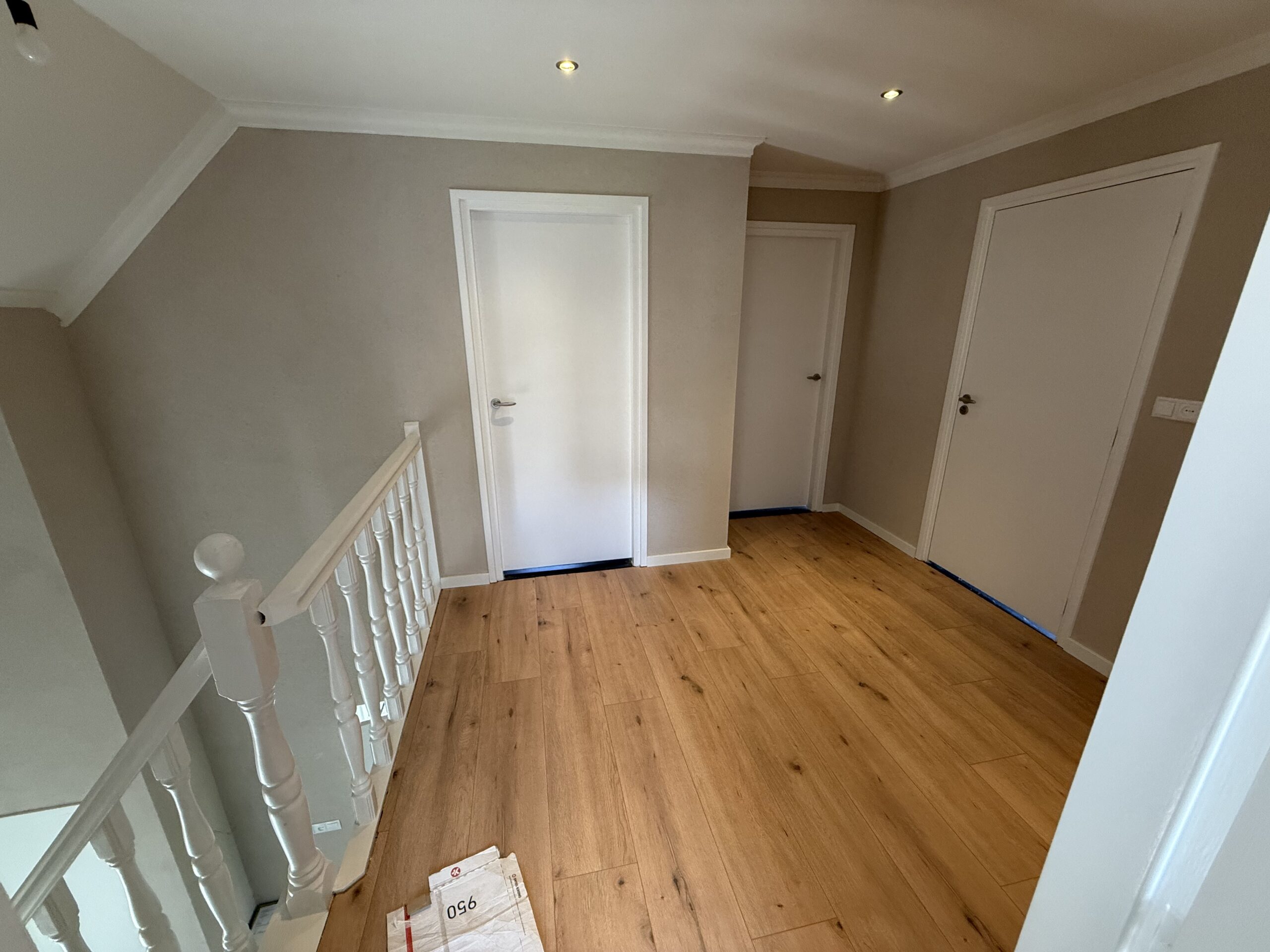 Metamorfose: Van Gedateerd Geel naar Modern Design