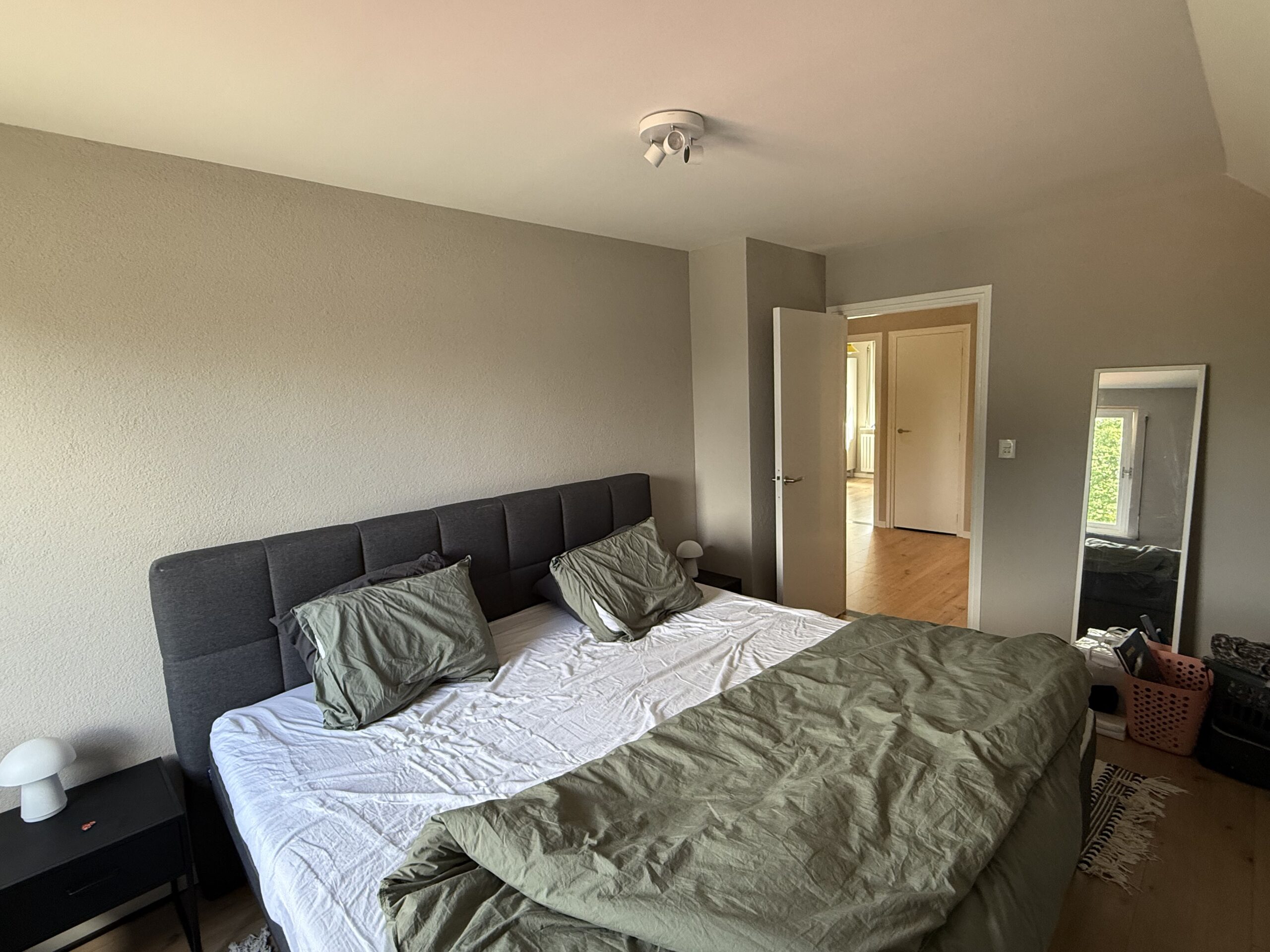 Metamorfose: Van Gedateerd Geel naar Modern Design