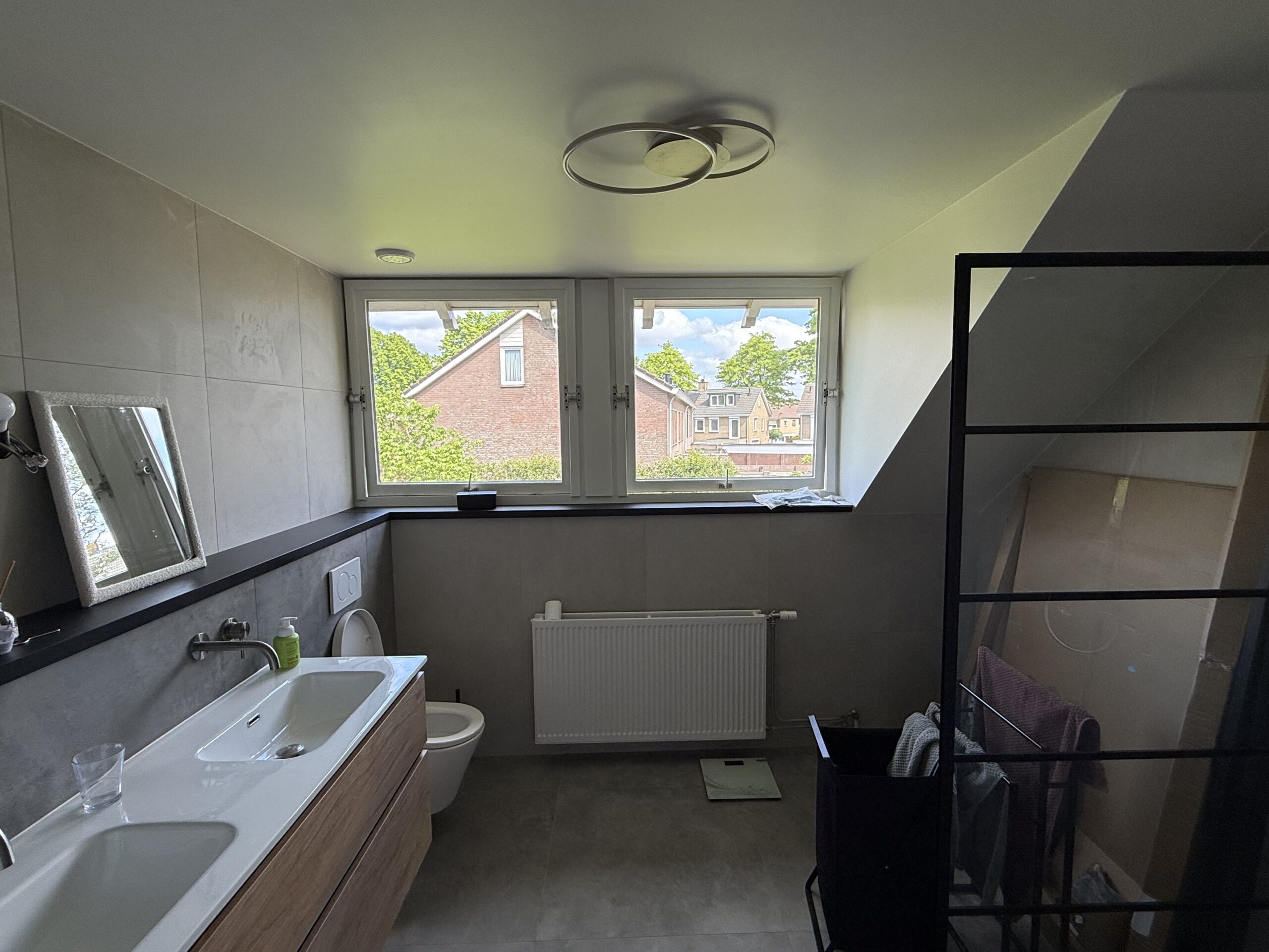 Metamorfose: Van Gedateerd Geel naar Modern Design