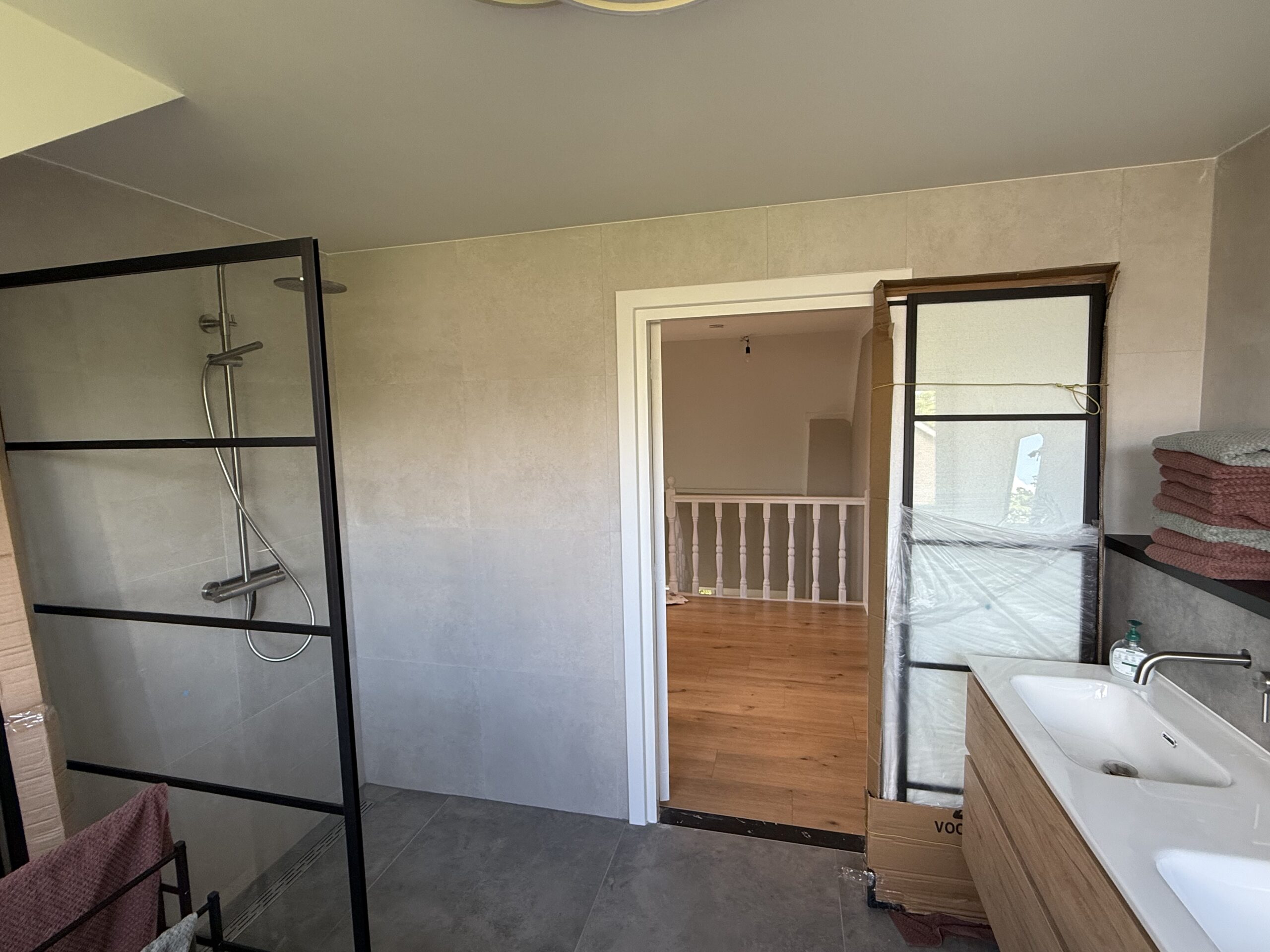 Metamorfose: Van Gedateerd Geel naar Modern Design