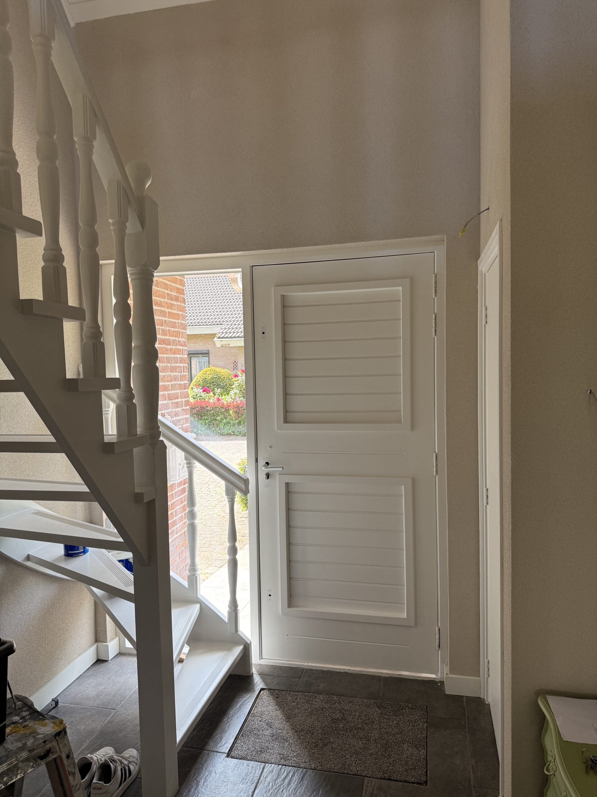 Metamorfose: Van Gedateerd Geel naar Modern Design