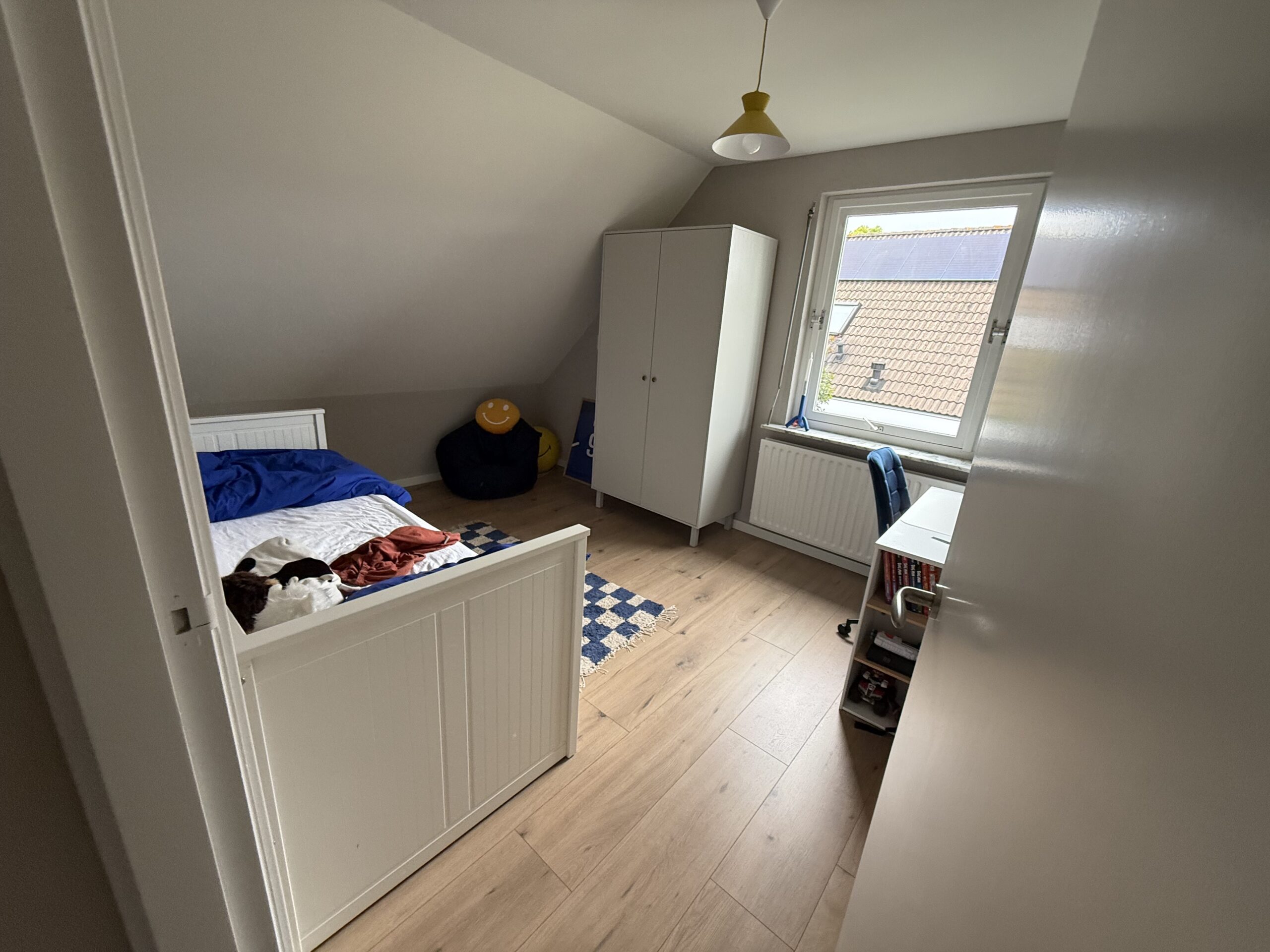 Metamorfose: Van Gedateerd Geel naar Modern Design